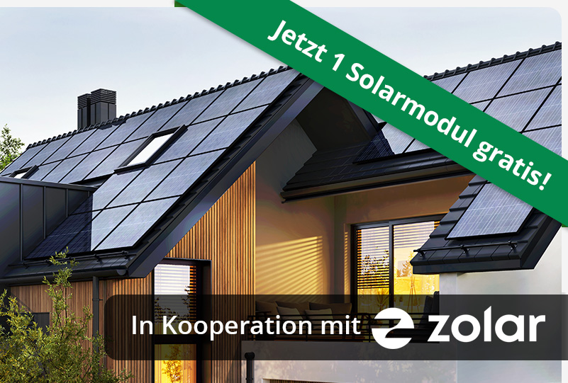 Modernes Einfamilienhaus mit großer Solaranlage auf dem Dach, Werbebanner mit dem Text ‚Jetzt 1 Solarmodul gratis!‘ und Hinweis auf Kooperation mit zolar.